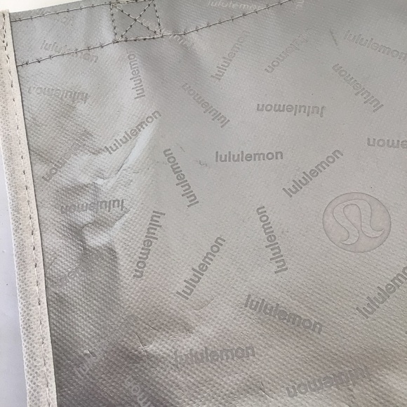 LULULEMON SILVER SMALL REUSABLE TOTE HOLIDAY 2022 - Picture 6 of 10